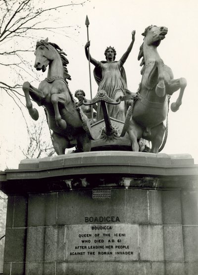Boadicea ja hänen tyttärensä, pronssinen veistosryhmä, 1885 tekijältä Thomas Thornycroft