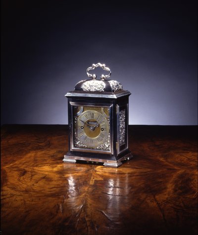 Pienoiskokoinen iskevä kannatinkello, nro. 222, n. 1695 (hopea ja eebenpuu) (katso myös 834229-32) tekijältä Thomas Tompion
