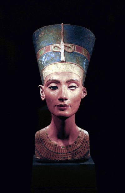 Nefertitin rintakuva (1370–1330 eKr.) Egyptin faarao Akhenatenin suuri kuninkaallinen vaimo (pääpuoliso). Nefertiti ja hänen miehensä tunnettiin uskonnollisesta vallankumouksesta. He alkoivat palvoa vain yhtä jumalaa, Atonia, auringon kiekkoa. tekijältä Thutmose Thutmose