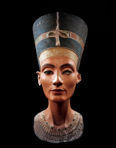 Nefertitin rintakuva (1370–1330 eKr.) Egyptin faarao Akhenatenin suuri kuninkaallinen vaimo (pääpuoliso). Nefertiti ja hänen miehensä tunnettiin uskonnollisesta vallankumouksesta. He palvoivat vain yhtä jumalaa, Atonia, auringon kiekkoa. tekijältä Thutmose Thutmose