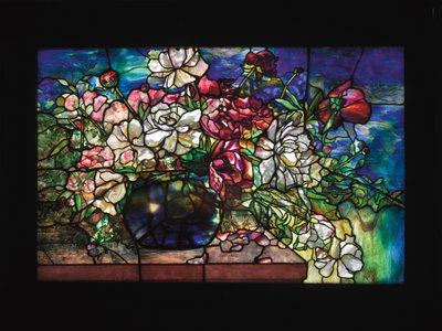 "Pioni"-ikkuna Darius Goffin talosta, Pawtucket, Rhode Island, n. 1893 tekijältä Tiffany Studios