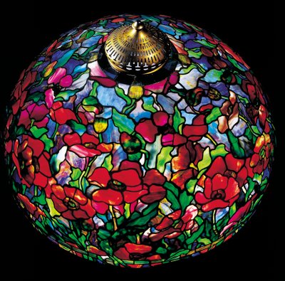 "Poppy"-lattiavalaisin, n. 1910 (lyijyä lasia ja kullattua pronssia) tekijältä Tiffany and Company
