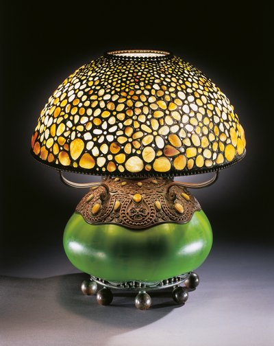 Harvinainen Pebble-pöytävalaisin, n. 1906 (lyijyä lasia, kiviä, pronssia ja puhallettua lasia) tekijältä Tiffany and Company