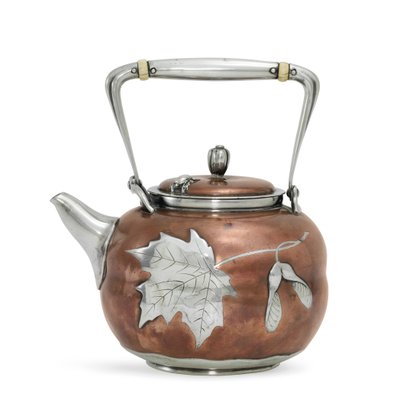 Teepannu, n. 1880 (hopeaa ja kuparia) tekijältä Tiffany and Company