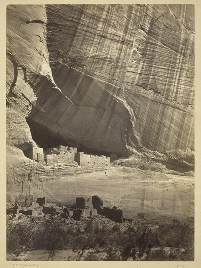 Muinaiset rauniot Canyon de Chellyssä, N.M., kapealla 50 jalkaa nykyisen Canyon-vuoteen yläpuolella, 1873 tekijältä Timothy OSullivan