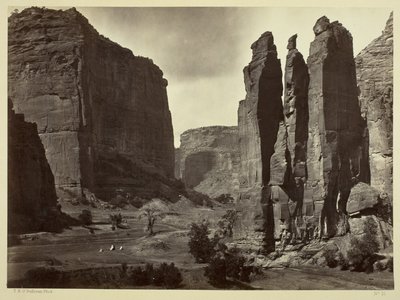 Cañon de Chelle, Grand Cañonin seinät, noin 1200 jalkaa korkea, 1873 tekijältä Timothy OSullivan
