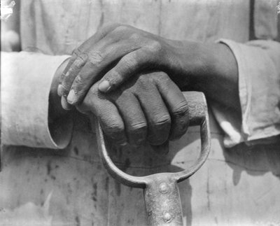 Rakennustyöläisen kädet, Meksiko, 1926 tekijältä Tina Modotti