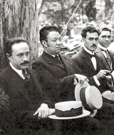 Jose Vasconcelos ja Diego Rivera ulkoilmatapahtumassa Chapultepec Parkissa, Mexico Cityssä, 1921 tekijältä Tina Modotti