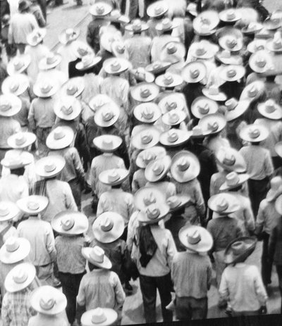 March of the Workers, Mexico City, 1926 tekijältä Tina Modotti