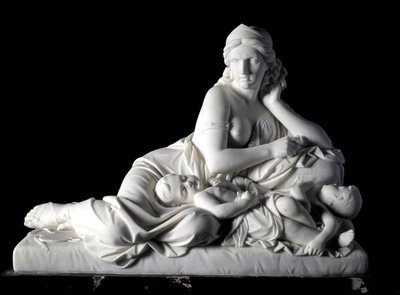 Medee harkitsee lastensa tappamista Tommaso Solarin (1820-1897) marmoriveistos 1863. Dim. 60x80x38 cm Prince Odone di savoian kokoelmasta. Genes, Art Gallery Moderna, inv. 744 tekijältä Tommaso Solari