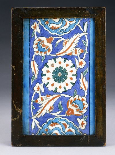 Iznik-reunuslaatta, jonka keskellä on kukkapää rullaavan palmetin ja vehreän viiniköynnöksen välissä, n. 1570 (keraaminen) tekijältä Turkish School