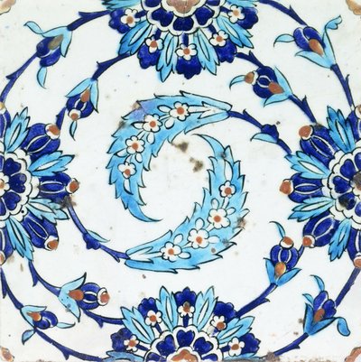 Iznik-keramiikkalaatta, jossa on kierrekuvioinen kukka-aihe, 1600-luvun alku (keraaminen) tekijältä Turkish School