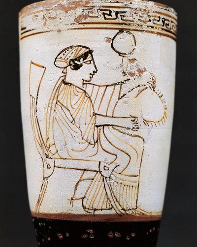 Lekythos, Tymbos-maalariin kuuluva öljypullo, joka kuvaa naista kutoamassa kruunua, 5. vuosisadalla eaa. tekijältä Tymbos Painter (attr. to)