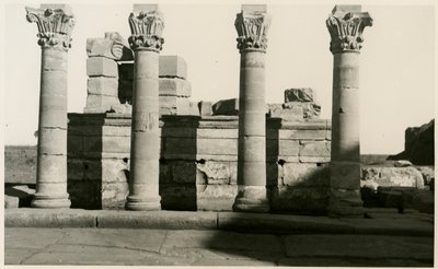 Roomalaisen nymfaeumin pylväikkö, Dendera, Egypti, valokuvaaja Ugo Monneret de Villard. tekijältä Ugo Monneret de Villard