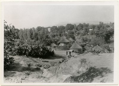 Etiopialainen kylä, jossa on pyöreitä, katettuja taloja, Axum, Etiopia, valokuvaaja Ugo Monneret de Villard. tekijältä Ugo Monneret de Villard