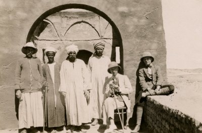 Neljä työntekijää, arkkitehti Ferdinando Reggiori ja arkeologi Ugo Monneret de Villard Pyhän Simeonin luostarissa Assuanissa, Egyptissä, valokuvaaja Ugo Monneret de Villard. tekijältä Ugo Monneret de Villard