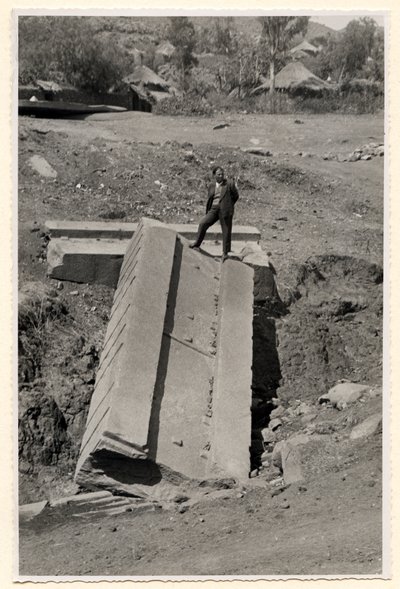 Pylvään katkelma, Axum, Etiopia, valokuvaaja Ugo Monneret de Villard. tekijältä Ugo Monneret de Villard