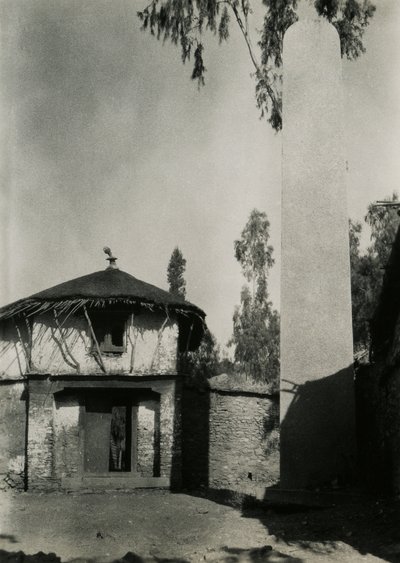 Talo pylvään vieressä, Axum, Etiopia, valokuvaaja Ugo Monneret de Villard. tekijältä Ugo Monneret de Villard