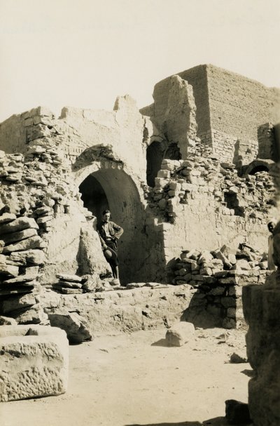 Pyhän Simeonin luostarin suuren säilytystilan (qasr) sisätilat, Assuan, Egypti, valokuvaaja Ugo Monneret de Villard. tekijältä Ugo Monneret de Villard