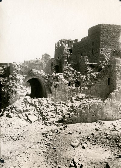Pyhän Simeonin luostarin suuri linnoitus (qasr), Assuan, Egypti, valokuvaaja Ugo Monneret de Villard. tekijältä Ugo Monneret de Villard