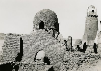 Al-Mashhad al-Baharin minareetti ja moskeijan rauniot, lähellä Assuania, Egypti, valokuvaaja Ugo Monneret de Villard. tekijältä Ugo Monneret de Villard
