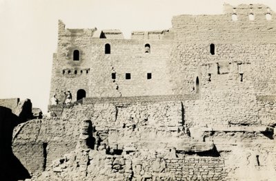 Pyhän Simeonin luostari restauroinnin jälkeen, Assuan, Egypti, valokuvaaja Ugo Monneret de Villard. tekijältä Ugo Monneret de Villard