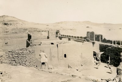 Pyhän Simeonin luostari, näkymä alemmalle terassille, Assuan, Egypti, Ugo Monneret de Villard seisoo selkä kameraan päin, valokuvaaja Ugo Monneret de Villard. tekijältä Ugo Monneret de Villard