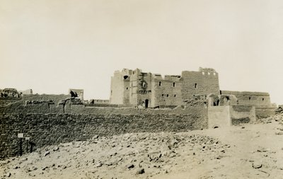 Pyhän Simeonin luostari, ulkopuolelta katsottuna idästä, Assuan, Egypti, valokuvaaja: Ugo Monneret de Villard tekijältä Ugo Monneret de Villard