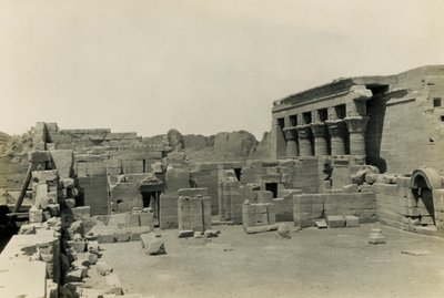 Koptikirkon rauniot lähellä Hathorin temppeliä, Dendera, Egypti, valokuvaaja Ugo Monneret de Villard. tekijältä Ugo Monneret de Villard