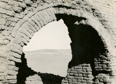 Kirkon rauniot aavikolla, yksityiskohta kupolin riipuksesta, Adindan, Egypti, valokuvaaja Ugo Monneret de Villard. tekijältä Ugo Monneret de Villard
