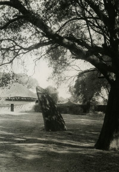 Pylväs Axumissa, Etiopiassa, valokuvaaja Ugo Monneret de Villard, n. 1937. tekijältä Ugo Monneret de Villard