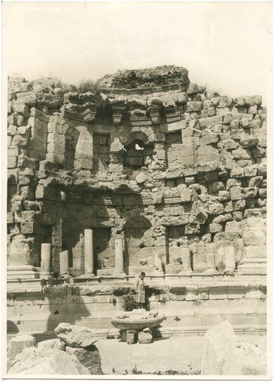 Nymfaeum, kreikkalais-roomalainen Gerasan kaupunki (nykyinen Jerash), Ugo Monneret de Villardin valokuva, n. 1930. tekijältä Ugo Monneret de Villard