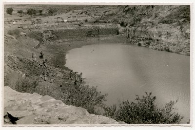 Vesiallas lähellä Axumia, Etiopia, valokuvaaja Ugo Monneret de Villard. tekijältä Ugo Monneret de Villard
