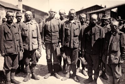 Itävaltalaiset vangit Bagnaria Arsassa, Udinen, Italia, 04/1916 (b/w kuva) tekijältä Ugo Ojetti