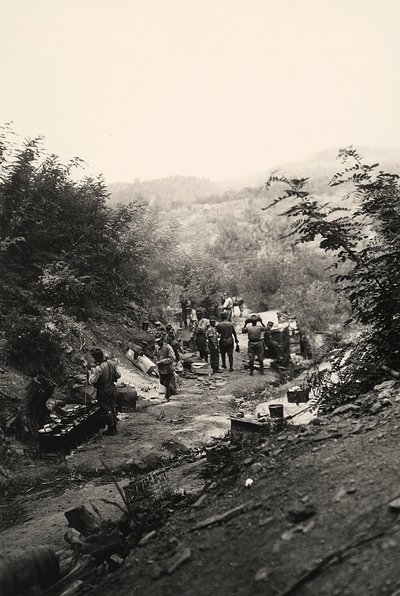 Ensimmäisen maailmansodan italialaiset sotilaat Podgorassa, Italian ja Itävallan rintamalla (b/w kuva) tekijältä Ugo Ojetti