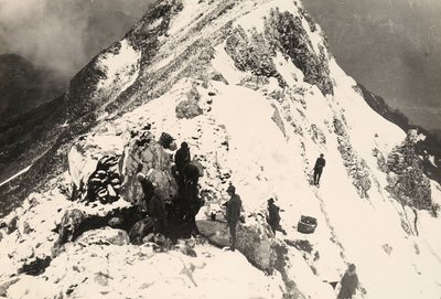 Konekiväärien pesimätoiminta Monte Nerolla ensimmäisen maailmansodan aikana (m/v kuva) tekijältä Ugo Ojetti