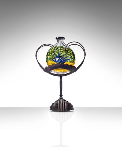 Peacock mosaiikkimaljakko telineessä, n. 1922 (käsinpuhallettu sulatettu murrine lasi ja takorauta) tekijältä Umberto Bellotto