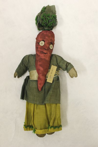 Lady Carrot räsynukke, pää on porkkanan muotoinen. tekijältä Una Maw