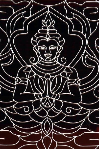 20151028, Vientiane, Laos : Wat Ong Teun buddhalainen temppeli. Jumalatar koristaa ikkunaa tekijältä Unbekannt