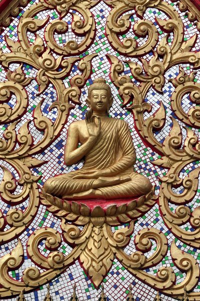 20151102, Vang Vieng, Laos : Kultareliefit koristeltu sisäänkäynti. Opetusbuddha kuvaa tiettyä hetkeä Buddhan elämässä, nimittäin ensimmäistä saarnaa, jonka Buddha piti saavutettuaan valaistumisen tekijältä Unbekannt