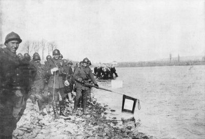 2. Marokon divisioona kylpee lippunsa Reinissä, Huninguessa, Alsacessa, Ranskassa, 21. marraskuuta 1918 tekijältä Unbekannt