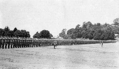 5. pataljoonan East Surreyn rykmentti paraatissa, Chakrata, 1917 tekijältä Unbekannt