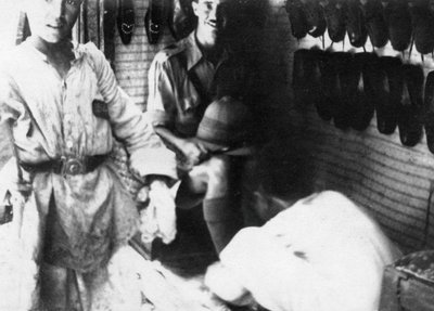 Brittiupseeri kenkäkaupassa Bagdadissa, Mesopotamiassa, 1. maailmansota, 1918 tekijältä Unbekannt