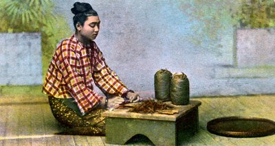 Burmalainen nainen valmistamassa sikareita, 1900-luku tekijältä Unbekannt