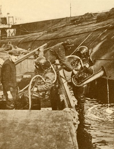 Sukeltaja, jolla on eufoniumia ja miekkoja Saksan keisarilta, upotettiin Scapassa, vuodelta 1930. tekijältä Unbekannt