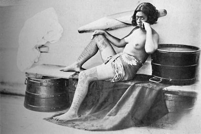 Marquesa-nainen, jonka jalkojen alaosa on täysin tatuoitu, 1902 tekijältä Unbekannt