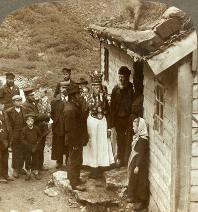 Nordfjordin morsian ja sulhanen vieraiden ja vanhempien kanssa talon ovella, Brigsdal, Norja, c1905. tekijältä Unbekannt