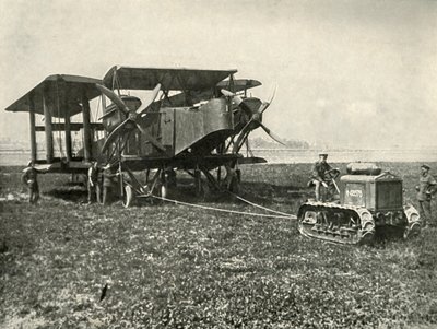 Pieni moottoritraktori saa valtavan R.A.F:n Pommikone asentoon..., 1919. tekijältä Unbekannt