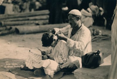 Street Barber, Kairo, Egypti, 1936 tekijältä Unbekannt