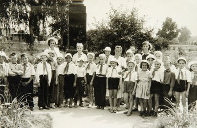 Nuorten pioneerien yksikkö Jaltassa, Krimillä, Neuvostoliitossa, 1950-luku tekijältä Unbekannt